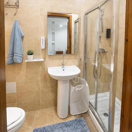 Spacious 3-bedroom With Balcony, Prime Location, 5-min Walk To Seafront شقة *